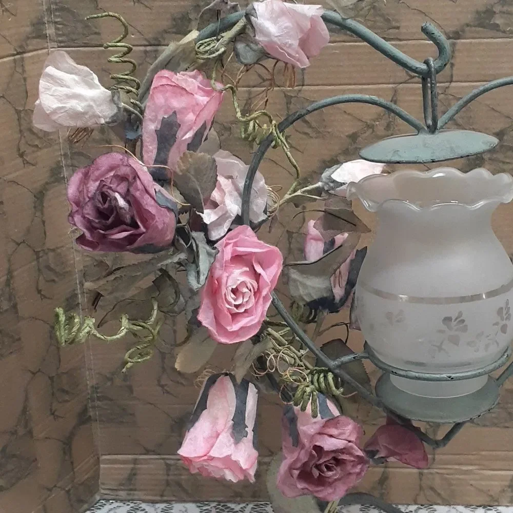 -‎ Verde Green metal hanging heart candlelight with pink roses.